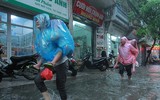 Nằm sát sông Tô Lịch nhưng mưa 1 tiếng, đường Bùi Xương Trạch ngập sâu 3 tiếng